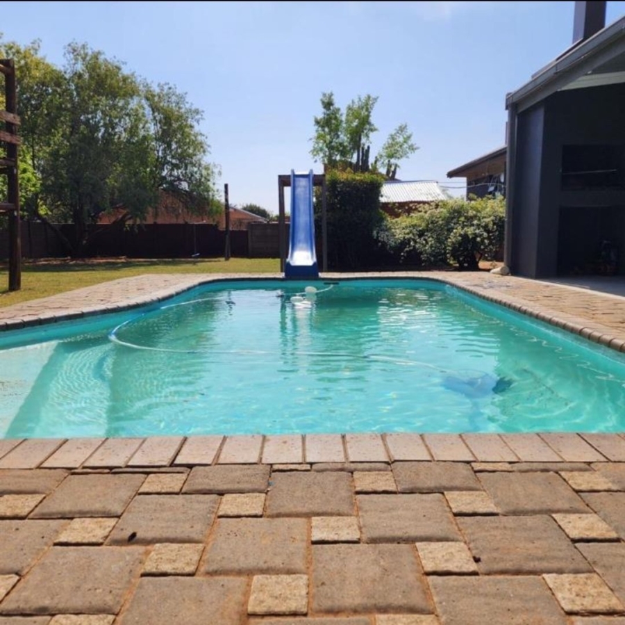 5 Bedroom Property for Sale in Langenhovenpark Free State